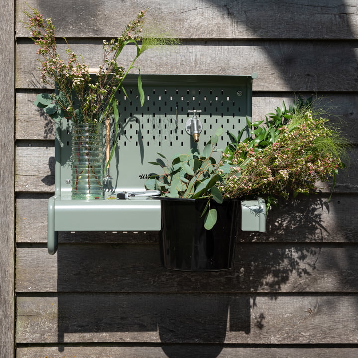 De Waterworks opslagtafel voor kraan van Weltevree met bloemen uit de tuin.