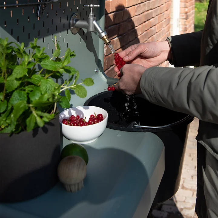 De Waterworks opslagtafel voor kraan van Weltevree voor het wassen van fruit uit de tuin.