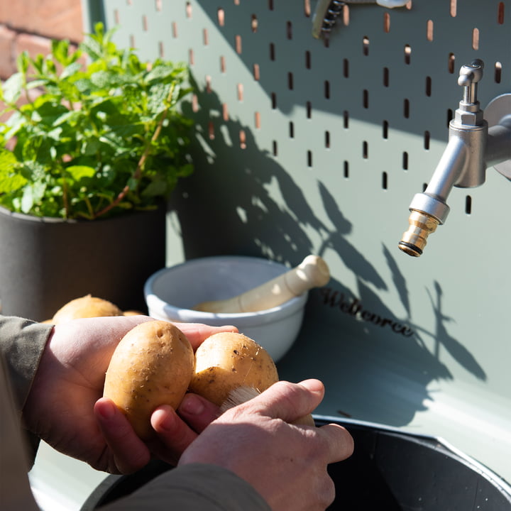 Het Waterworks dienblad voor kraan van Weltevree voor het wassen van aardappelen