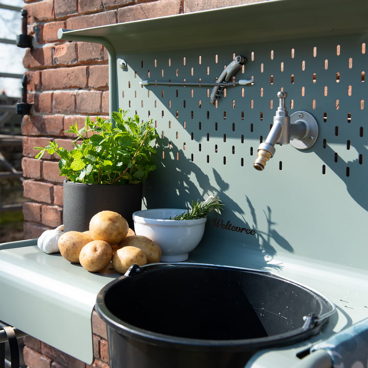 De Waterworks bewaartafel voor kraan van Weltevree met aardappelen en kruiden