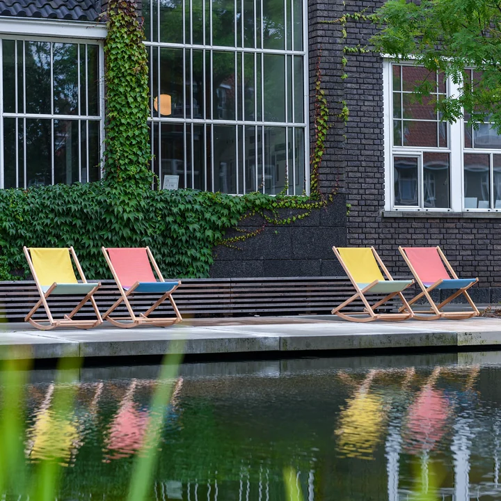 De Beach Rocker schommelstoelen van Weltevree in hun verschillende kleuren aan de vijver