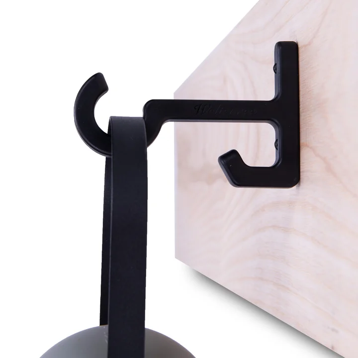 Een haak uit de set voor Guidelight van Weltevree op een houten rail