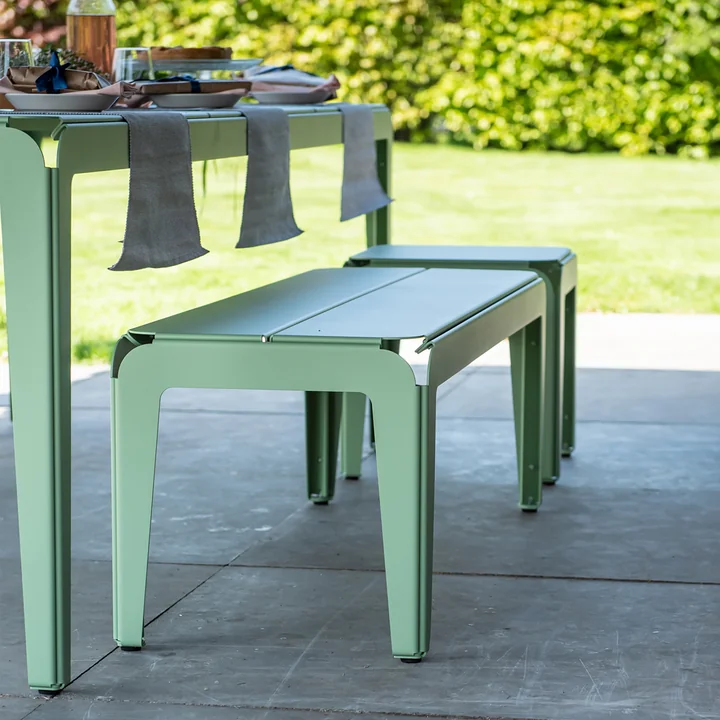 De Bended Bench bank met de gebogen tafel op steenplaten