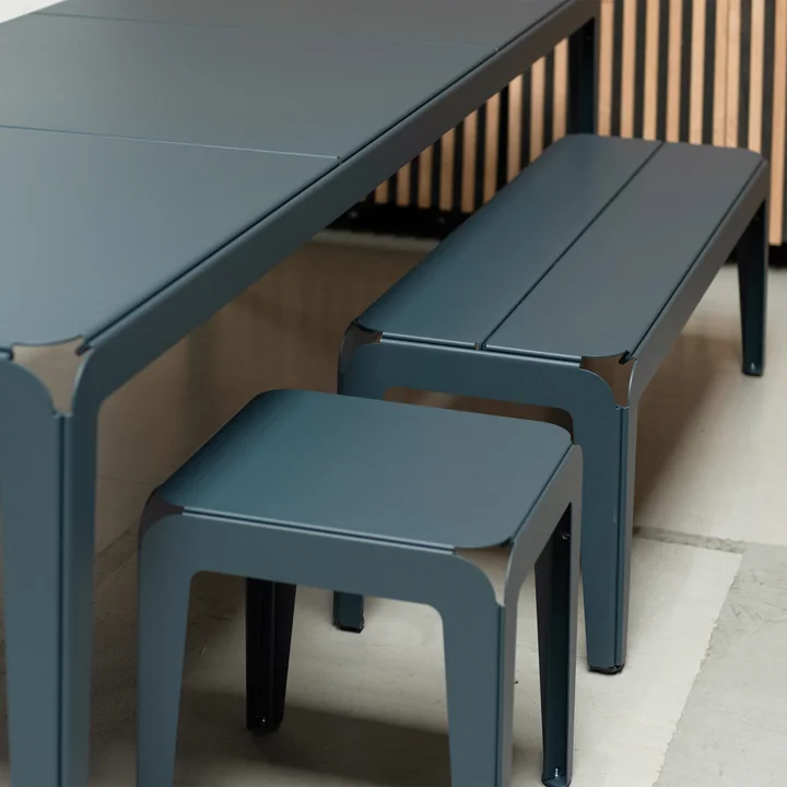 De Bended Bench bank van Weltevree kan in de eetkamer en op het terras geplaatst worden.