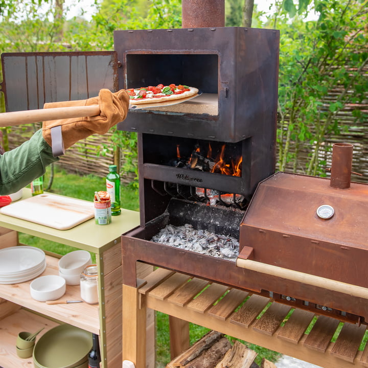 De pizzasteen van de Outdoor staaloven XL van Weltevree in gebruik