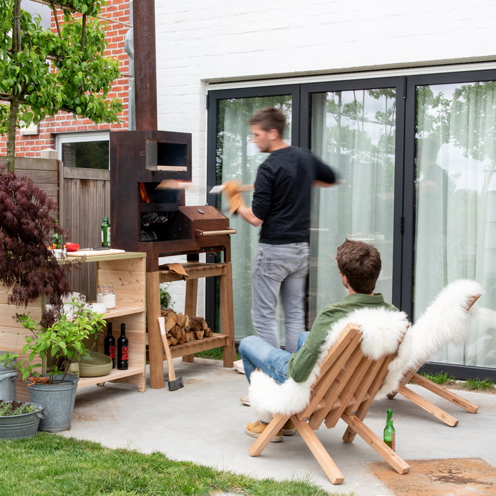 De Outdoor staalkachel XL van Weltevree op het terras achter het huis