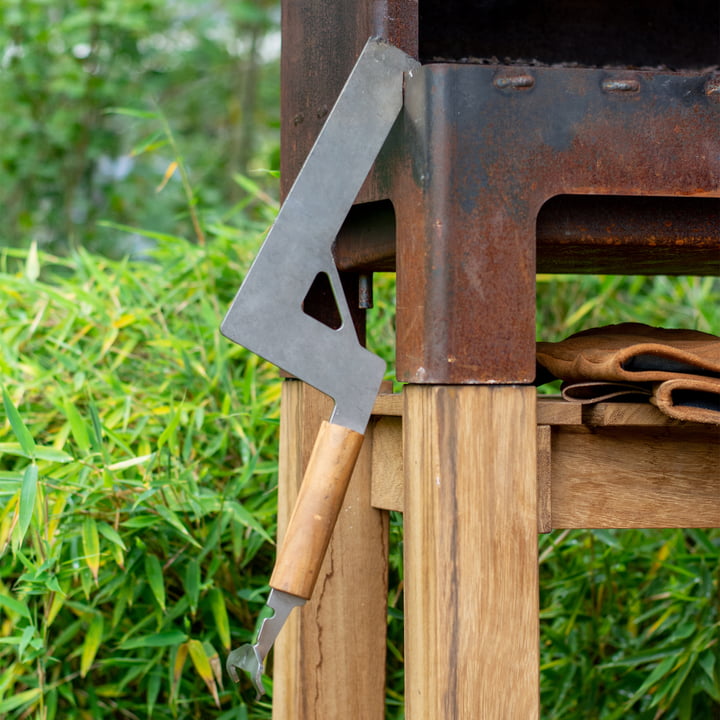 De houtskoolschuiver kan worden opgehangen aan de Outdoor stalen kachel XL van Weltevree .