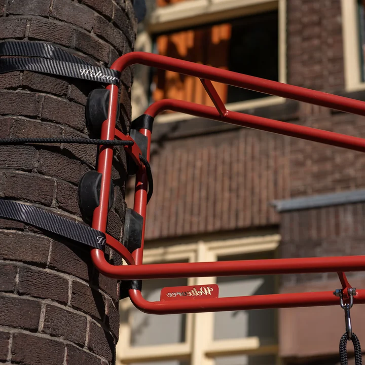 De rubberen stukken tussen de paal en de Swing schommel van Weltevree zorgen voor een veilige grip.