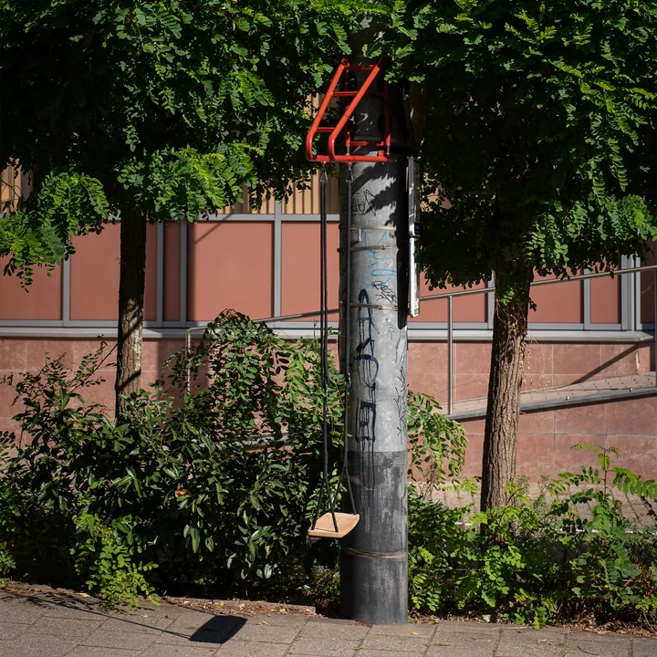 De Swing schommel van Weltevree op een lantaarnpaal langs de weg