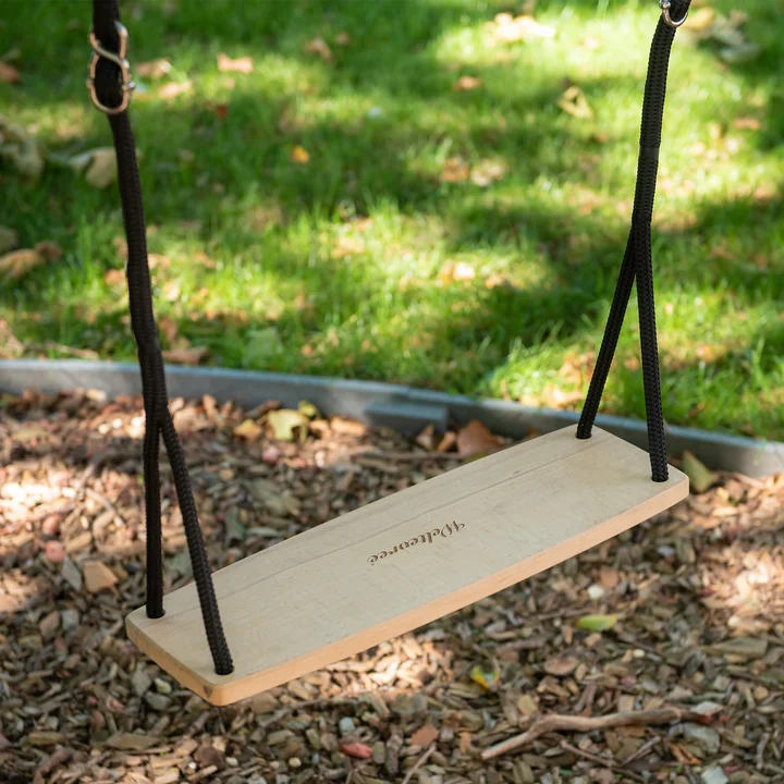 Op de zitting van de Swing schommel van Weltevree is het logo gegraveerd.