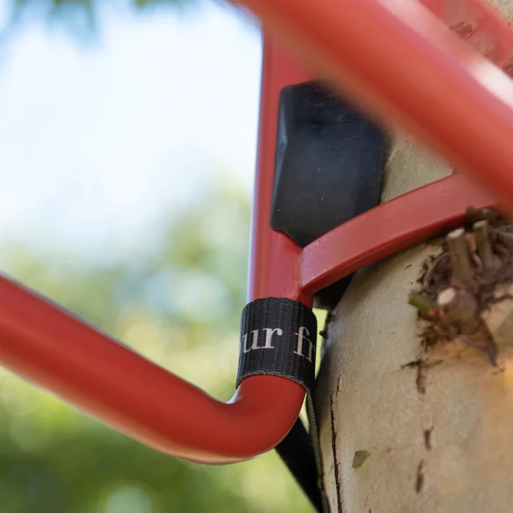 De spanbanden van de Swing schommel zijn stevig bevestigd aan de stalen driehoek.