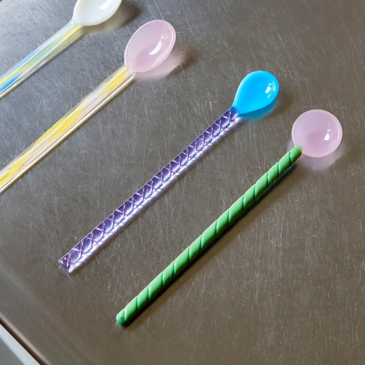 De glazen lepels van HAY in felle kleuren