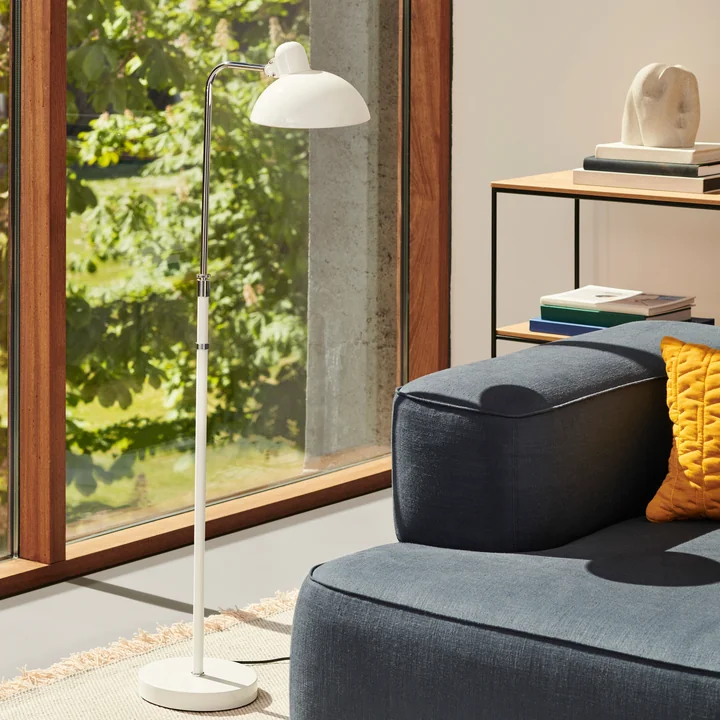 Stijlvolle staande lamp in de sfeer van de woonkamer