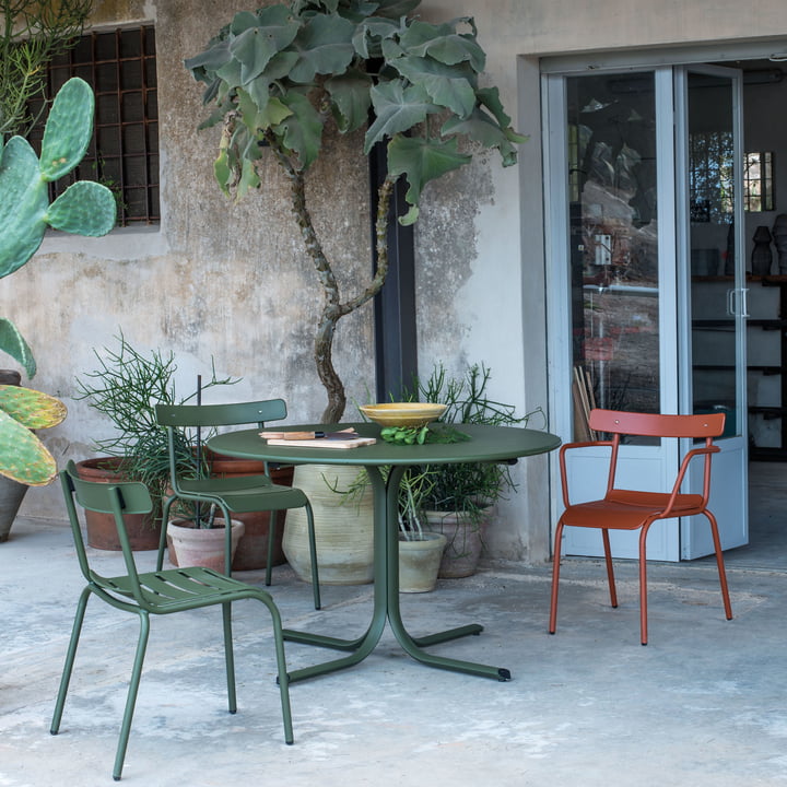 De Miky tuinstoel en de Miky fauteuil van Emu op een terras