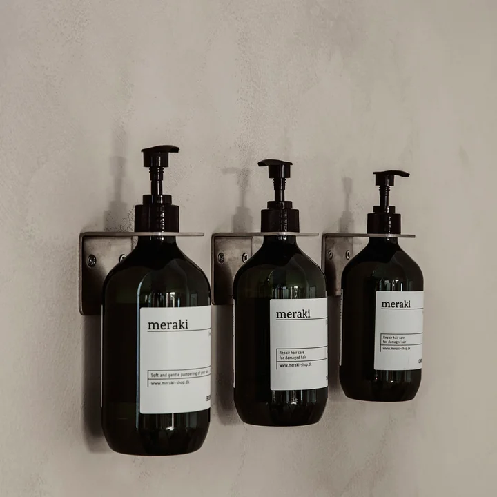De Supply wandhouder van Meraki met zeepdispensers aan de muur