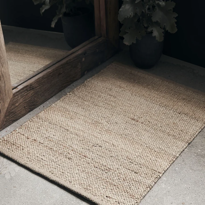 Het kleine Hempi tapijt van House Doctor voor de spiegel.