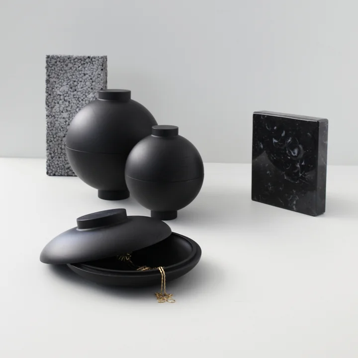 Tijdloze houten kommen in zwart