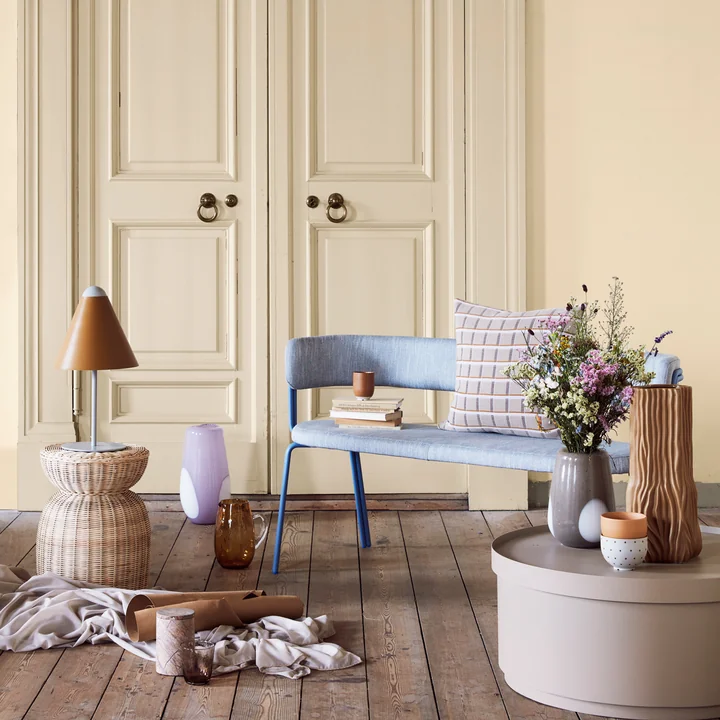 Zachte kleuren en eenvoudige vormen: Woonkamer meubels van Broste Copenhagen