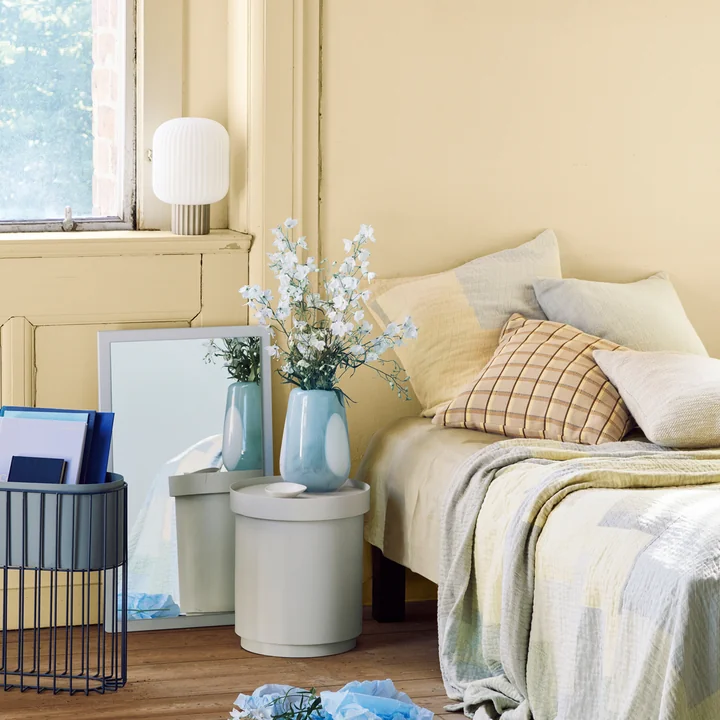 De Ada Dot-vaas op de Ninna bijzettafel van Broste Copenhagen in de slaapkamer.