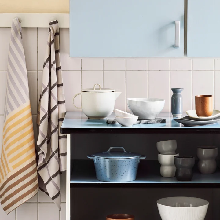 Het Limfjord servies van Broste Copenhagen in de keukenkast