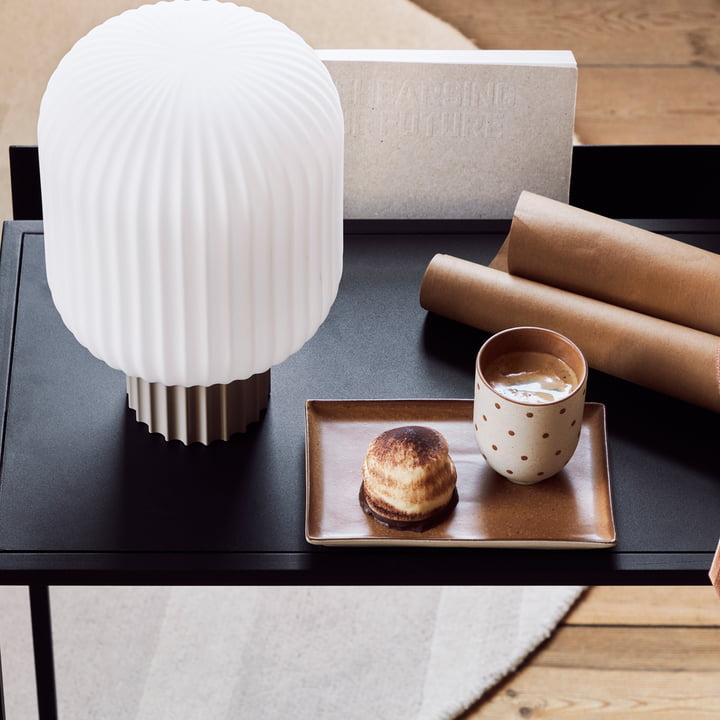 De Lolly tafellamp van Broste Copenhagen op een bijzettafel