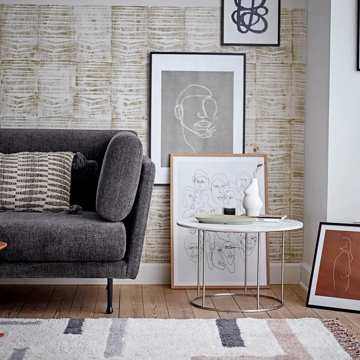 De Elora vaas van Bloomingville op een tafel naast de bank.