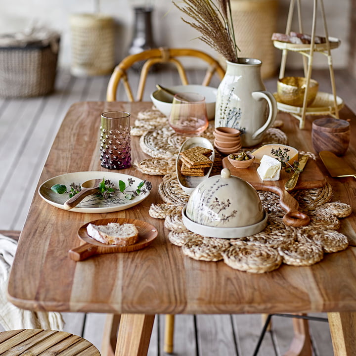 Bea Bloomingville Het servies van op de ontbijttafel in lichtgekleurd hout