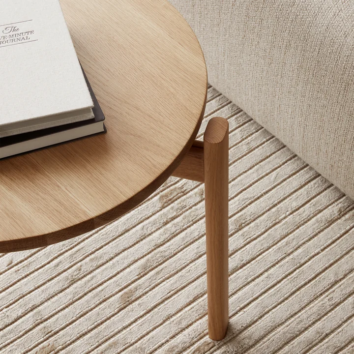 De Passage Lounge tafel van Audo dient als opbergruimte voor boeken en drankjes.