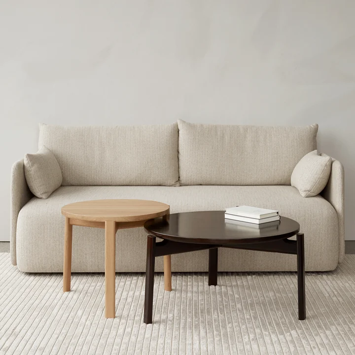 De Passage Lounge tafels van Audo in diverse lakken voor de bank.