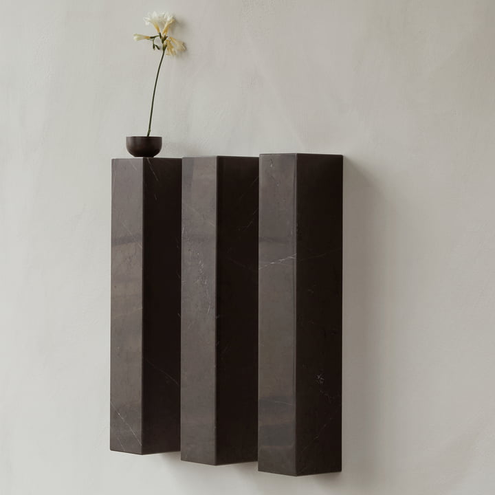 De verticale Plinth plank van Audo als hangend podium