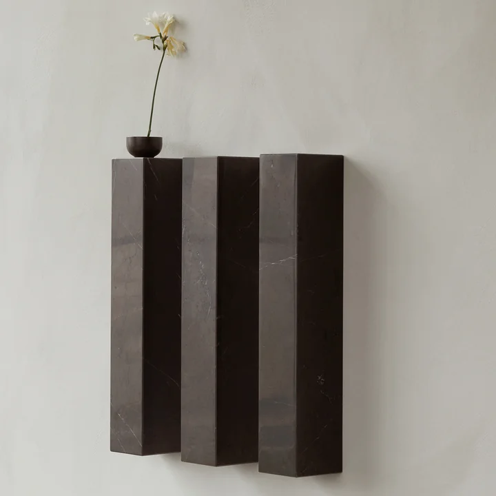 De verticale Plinth plank van Audo als hangend podium