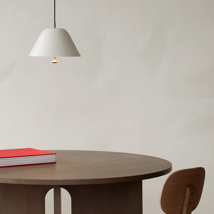 minimalistische hanglamp boven de eettafel