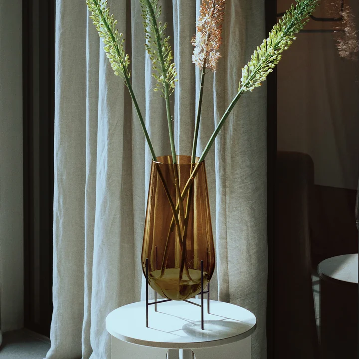 De Échasse Vaas L van Audo op een bijzettafel