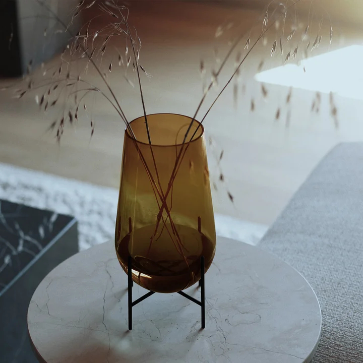 De Échasse Vaas van Audo met losse grassen