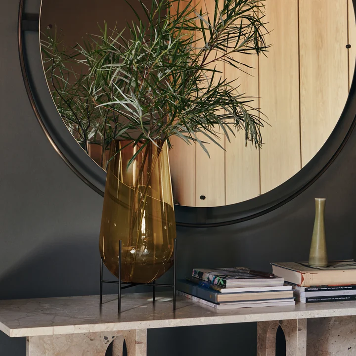 De Échasse Vaas van Audo maakt het dressoir helemaal af.