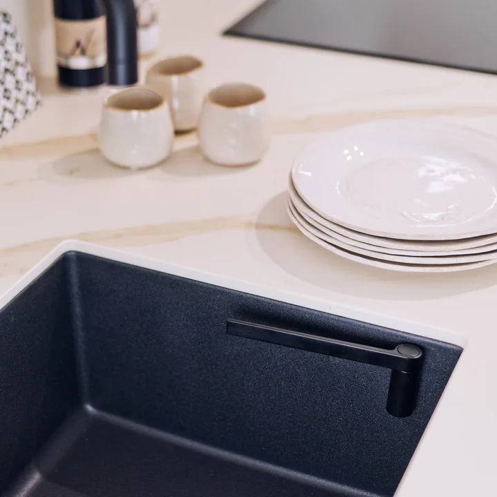 De theedoek houder, rechtstreeks van Happy Sinks is bijna onzichtbaar