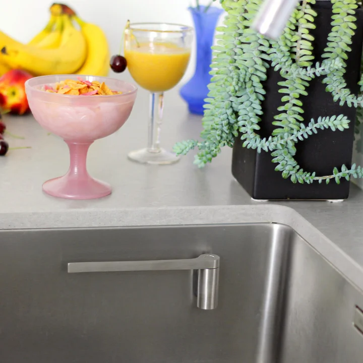 De roestvrijstalen gootsteendoekhouder, rechtstreeks van Happy Sinks in een roestvrij stalen gootsteen