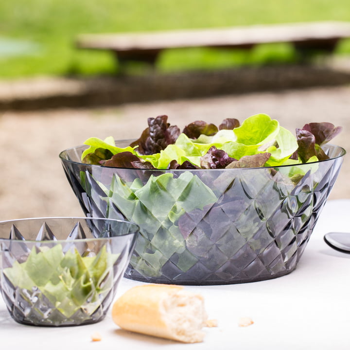 De CRYSTAL schalen van Koziol met salade op de eettafel buiten.