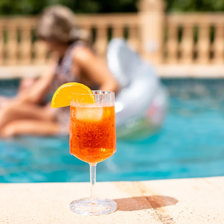 CLUB Superglas Koziol De van bij het zwembad