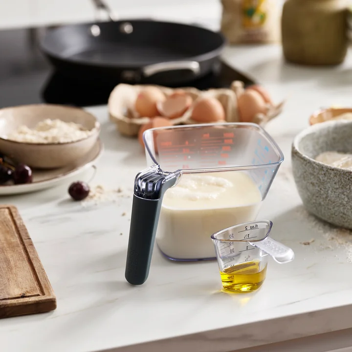 De Align maatbekerset van Joseph Joseph bestaat uit een grote en een kleine beker.