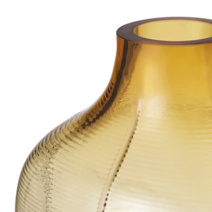 De Step vaas van Normann Copenhagen met fijne lijntjes in het glas.