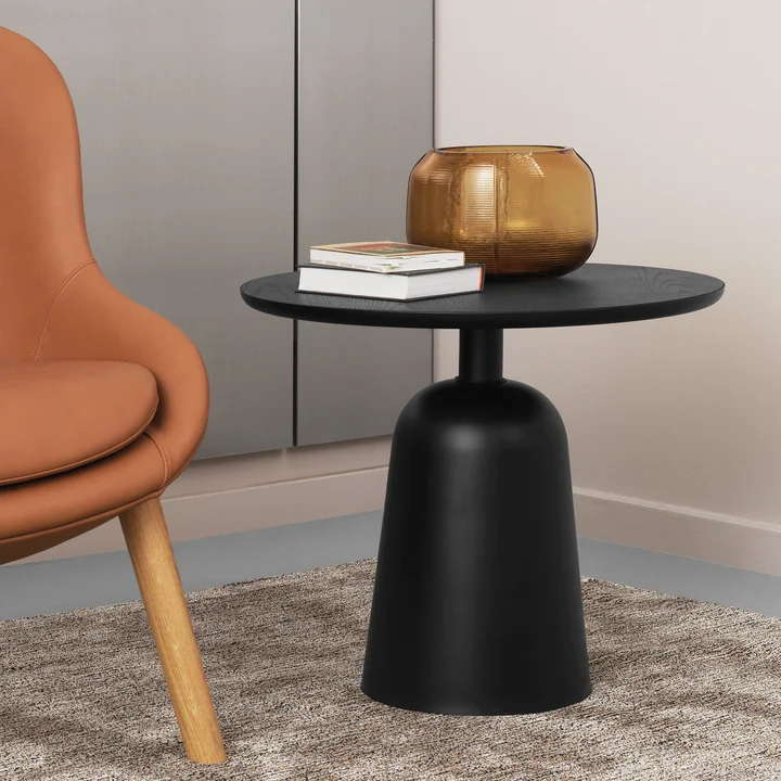 De Step vaas van Normann Copenhagen op een zwarte bijzettafel.