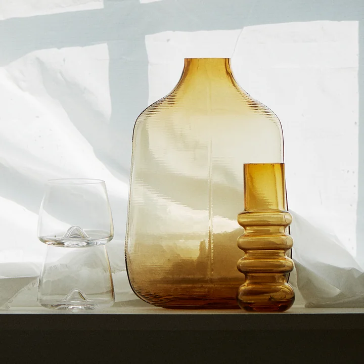 De Step vaas van Normann Copenhagen naast andere glazen vazen