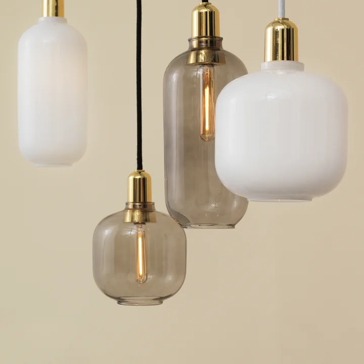 De Amp Hanglampen van Normann Copenhagen met glanzend messing