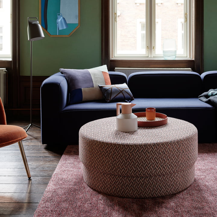 De Silo Pouf grote van Normann Copenhagen als salontafel in de woonkamer