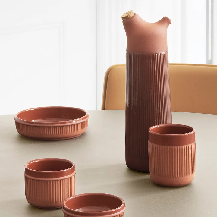 De Junto karaf en de mok van Normann Copenhagen brengen mediterrane warmte naar de eettafel.