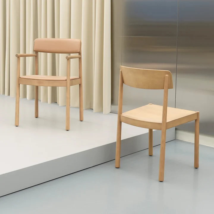 De natuurlijk gelakte Timb stoelen van Normann Copenhagen