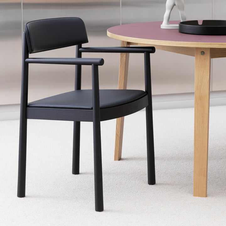 De gestoffeerde Timb fauteuil van Normann Copenhagen aan de eettafel.