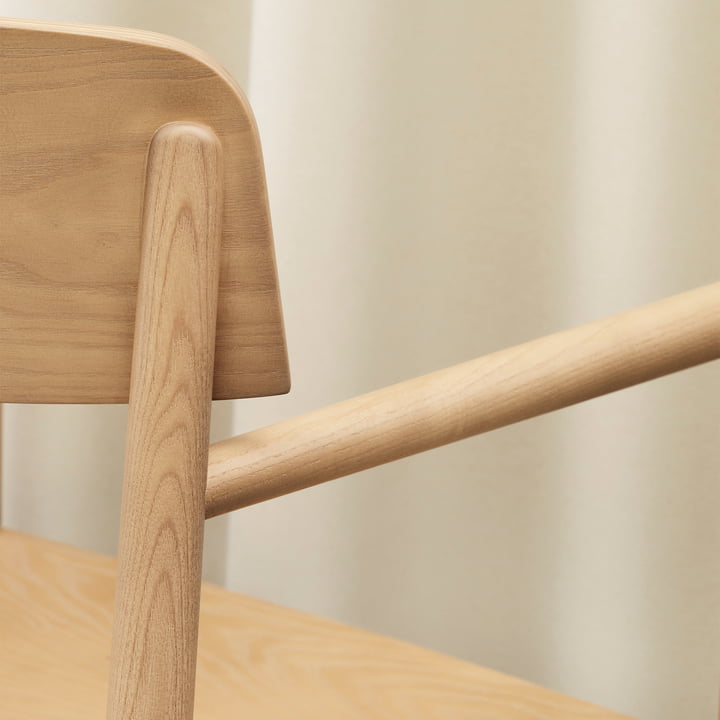 De Timb fauteuil van Normann Copenhagen zet het hout in het middelpunt van de belangstelling.