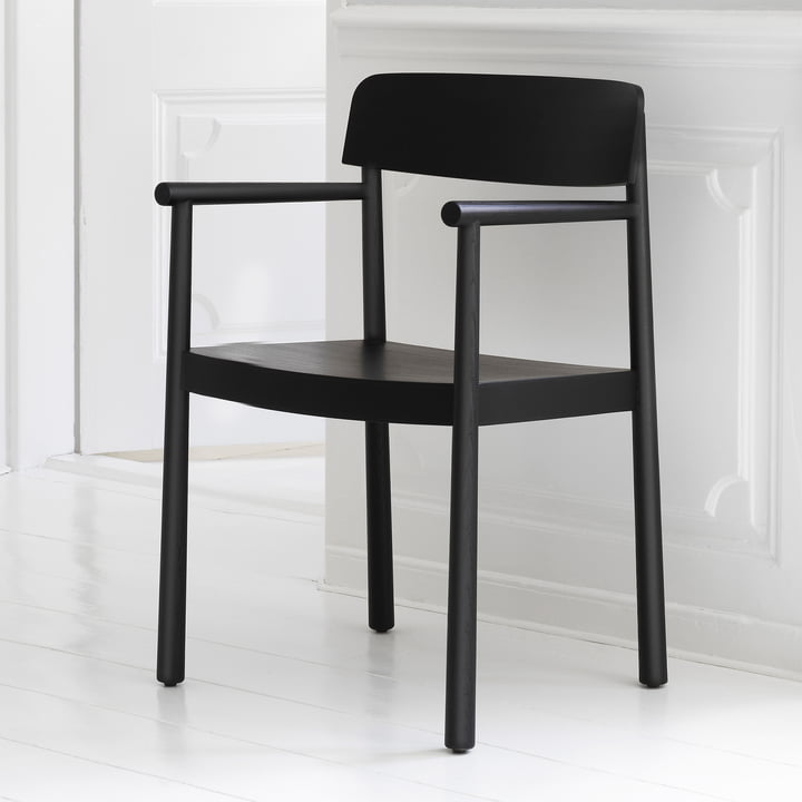 De Timb fauteuil van Normann Copenhagen heeft een eenvoudige houten constructie.